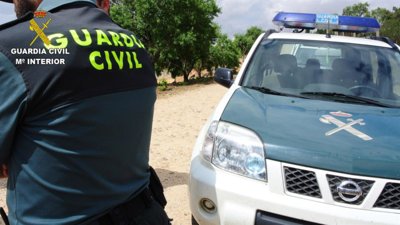 Agente de la Guardia Civil junto a su vehículo (GUARDIA CIVIL)