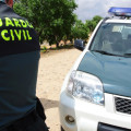 Agente de la Guardia Civil junto a su vehículo (GUARDIA CIVIL)