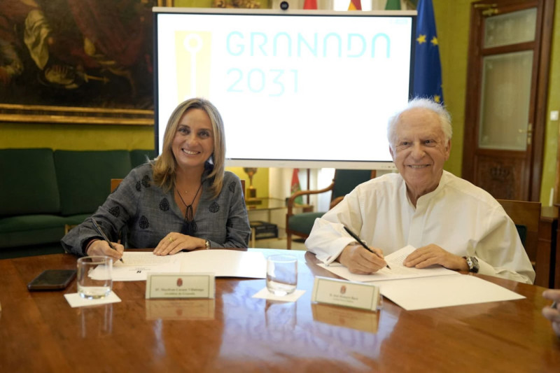 Imagen de la alcaldesa de Granada, Marifrán Carazo, y el guitarrista Pepe Romero (AYUNTAMIENTO DE GRANADA) Imagen de la alcaldesa de Granada, Marifrán Carazo, y el guitarrista Pepe Romero (AYUNTAMIENTO DE GRANADA)
