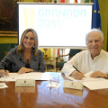 Imagen de la alcaldesa de Granada, Marifrán Carazo, y el guitarrista Pepe Romero (AYUNTAMIENTO DE GRANADA)