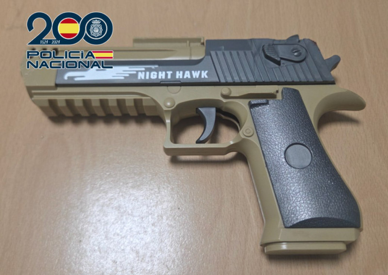 Arma simulada incautada (POLICÍA NACIONAL) Arma simulada incautada (POLICÍA NACIONAL)