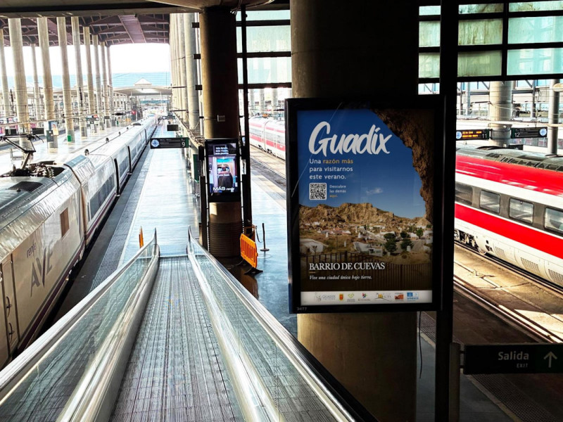 Mupi de promoción turística de Guadix en la estación de Atocha (AYUNTAMIENTO DE GUADIX) Mupi de promoción turística de Guadix en la estación de Atocha (AYUNTAMIENTO DE GUADIX)