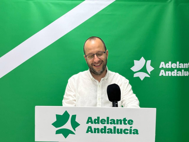 El responsable de Adelante Andalucía en Granada, Néstor Salvador, en una atención a los medios. Imagen de archivo (ADELANTE ANDALUCÍA)