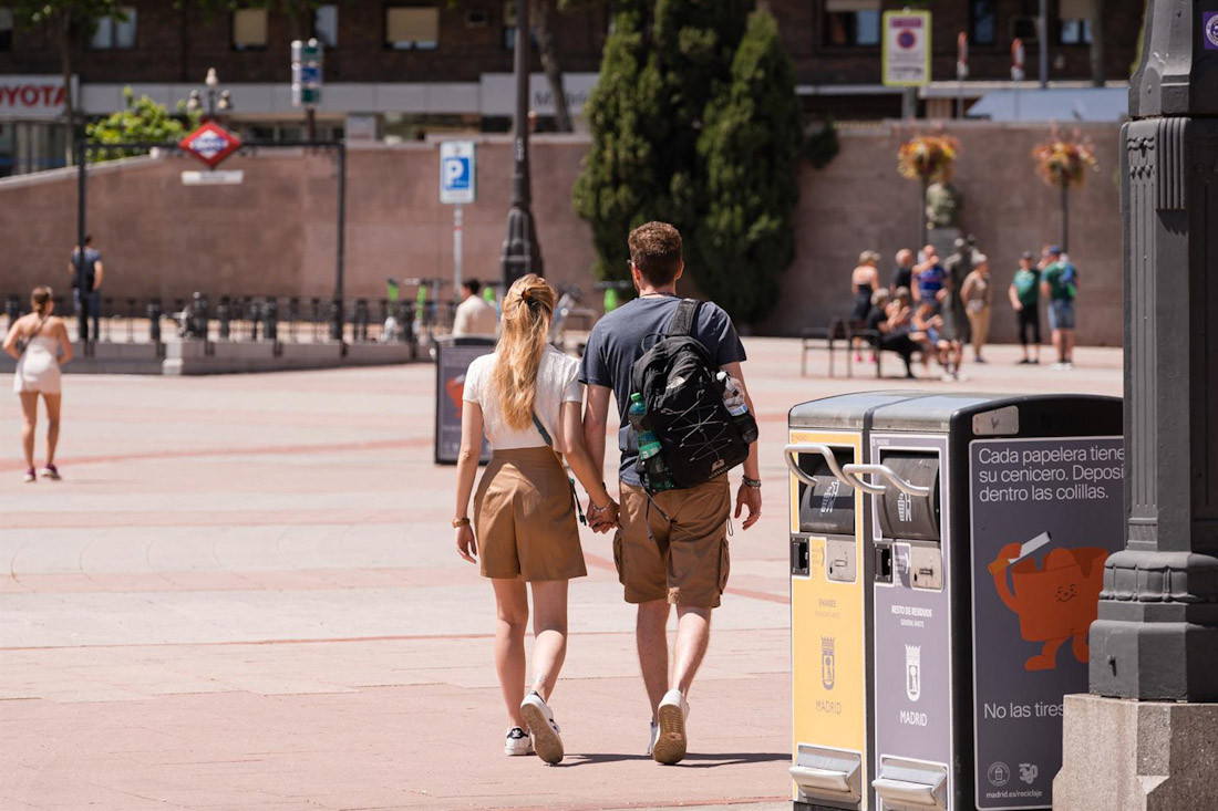 Una pareja da un paseo frente a la Plaza de Toros de la Ventas, a 24 de abril de 2023, en Madrid (DIEGO RADAMÉS - EUROPA PRESS)