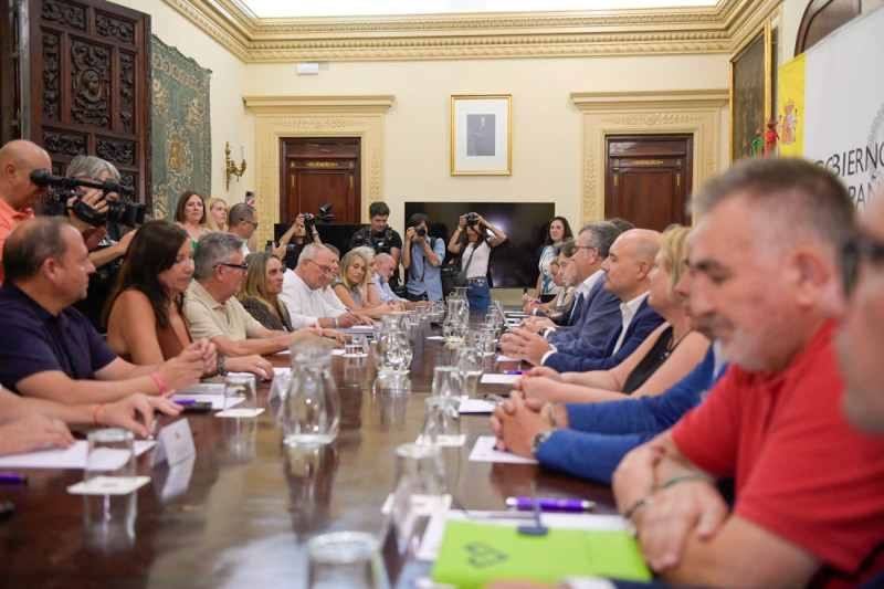 Reunión del ministro con los alcaldes y alcaldesas de los municipios afectados por los terremotos (GPMEDIA) Reunión del ministro con los alcaldes y alcaldesas de los municipios afectados por los terremotos (GPMEDIA)