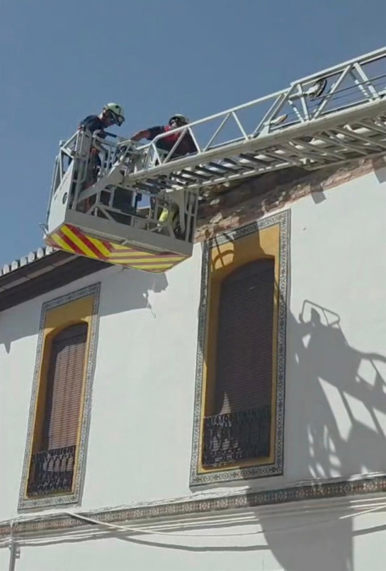Trabajos de reparación de cornisas y fachadas en La Zubia por la serie sísmica de Granada y su área metropolitana en agosto de 2026 (AYUNTAMIENTO DE LA ZUBIA) Trabajos de reparación de cornisas y fachadas en La Zubia por la serie sísmica de Granada y su área metropolitana en agosto de 2026 (AYUNTAMIENTO DE LA ZUBIA)