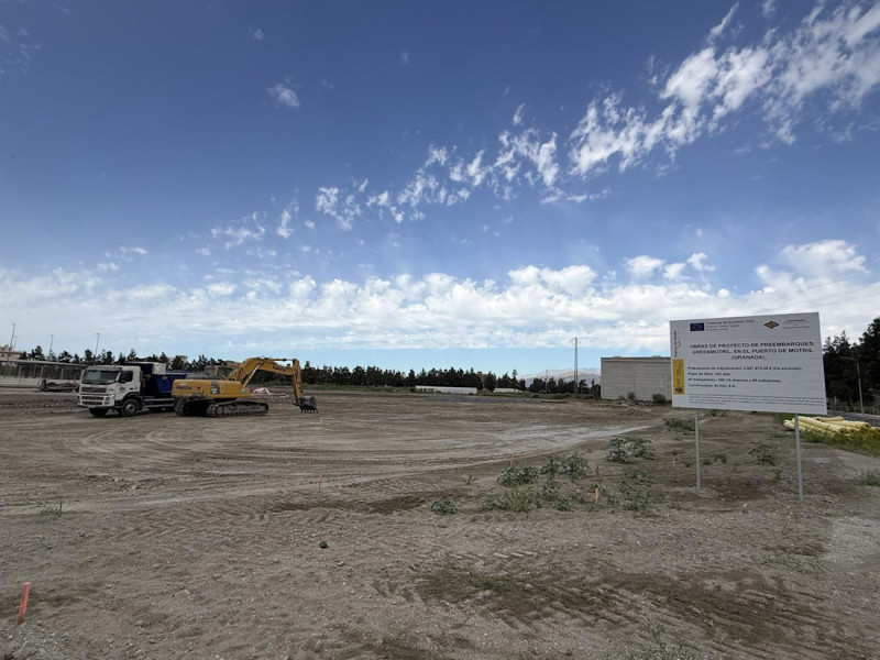Está en ejecución la mejora del terreno, en torno a 30.000 metros cuadrados, a la que seguirá la instalación de las correspondientes redes de servicio y, posteriormente, la pavimentación del espacio (PUERTO DE MOTRIL)