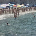 Cadena humana reivindicativa del carácter nudista de la playa de Cantarriján convocada por el colectivo (AAPNC)