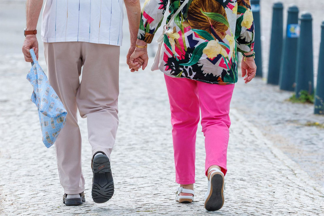 Imagen de archivo de dos personas mayores caminando (JENS BÜTTNER/DPA)