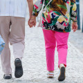 Imagen de archivo de dos personas mayores caminando (JENS BÜTTNER/DPA)