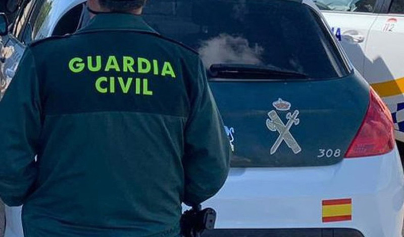 Imagen de archivo de un agente de la Guardia Civil junto a un vehículo oficial (GUARDIA CIVIL/ARCHIVO) Imagen de archivo de un agente de la Guardia Civil junto a un vehículo oficial (GUARDIA CIVIL/ARCHIVO)