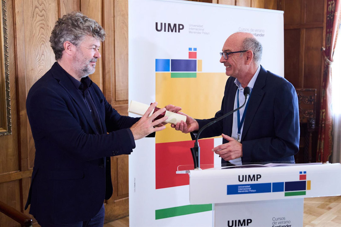 Pablo Heras-Casado recoge el premio 'La Barraca' de manos del rector de la UIMP, Ángel Pelayo (JUAN MANUEL SERRANO ARCE)