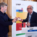 Pablo Heras-Casado recoge el premio 'La Barraca' de manos del rector de la UIMP, Ángel Pelayo (JUAN MANUEL SERRANO ARCE)