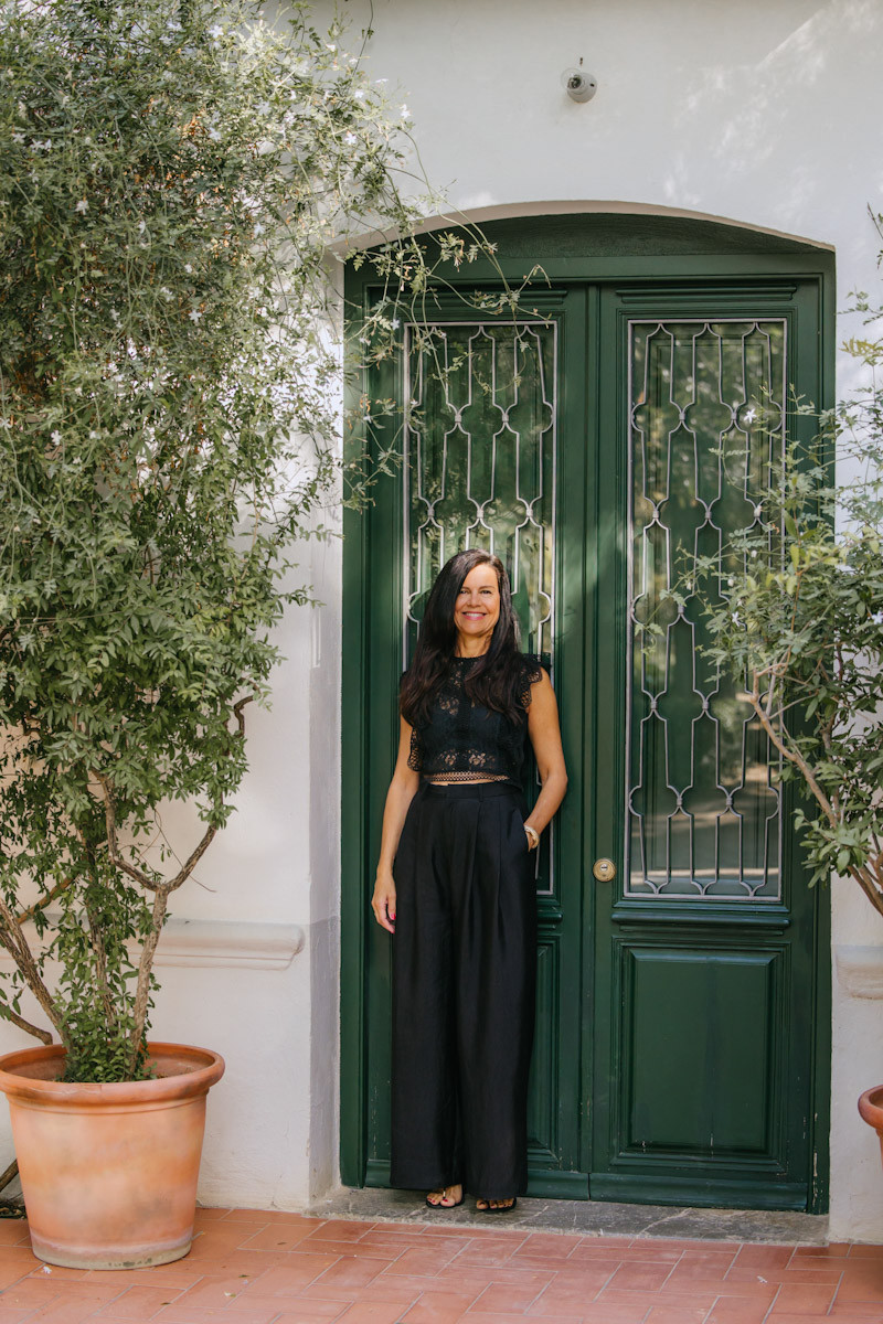 La diseñadora granadina, Pilar Dalbat en la Huerta de San Vicente