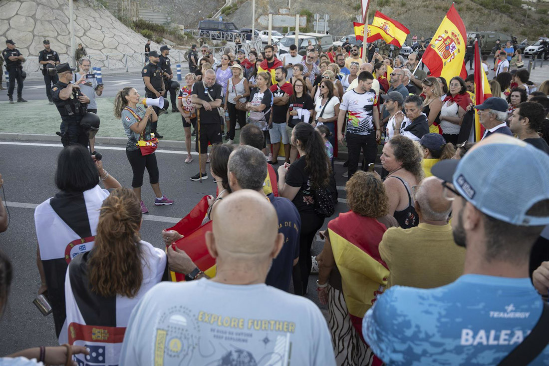 Decenas de personas durante una manifestación pacífica, a 29 de agosto de 2026, en Ceuta (MARCOS MORENO - EUROPA PRESS)