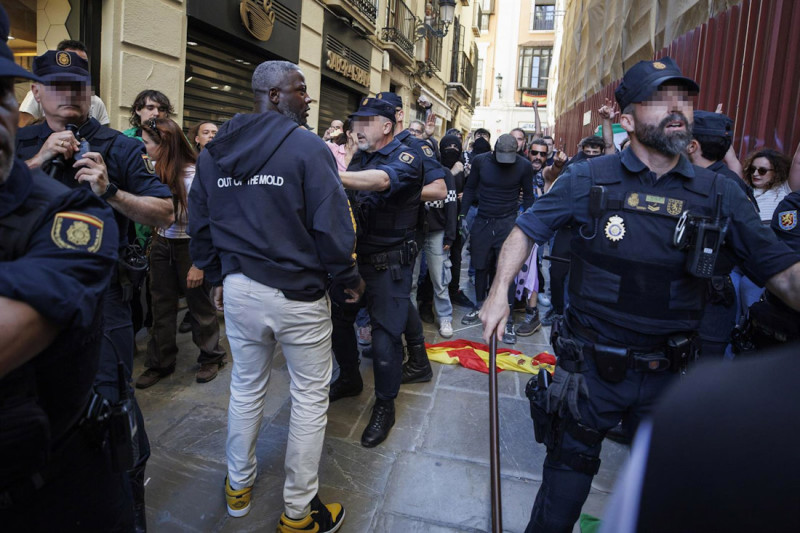 Altercados durante el mitin de Vox en la granadina Plaza de las Pasiegas el 16 de abril de 2026 (ÁLEX CÁMARA - EUROPA PRESS) Altercados durante el mitin de Vox en la granadina Plaza de las Pasiegas el 16 de abril de 2026 (ÁLEX CÁMARA - EUROPA PRESS)
