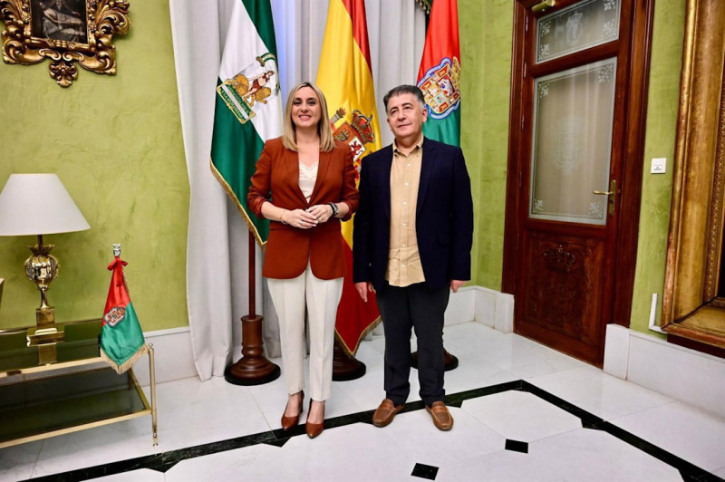 La alcaldesa de Granada, Marifrán Carazo, junto al Defensor del Ciudadano, Manuel Martín, en una imagen de archivo (AYUNTAMIENTO DE GRANADA)