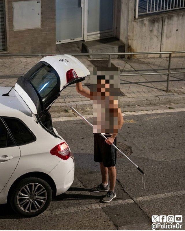 Se entrega a la Policia el hombre que atacó a otro con un gancho tras una discusión de tráfico (POLICÍA LOCAL DE GRANADA) Se entrega a la Policia el hombre que atacó a otro con un gancho tras una discusión de tráfico (POLICÍA LOCAL DE GRANADA)