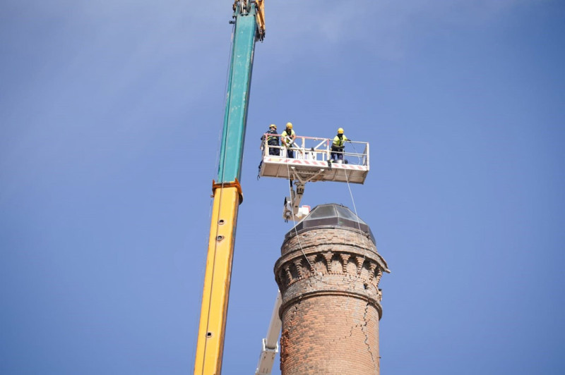 Trabajos en la chimenea de 53 metros dañada por los terremotos en Granada (FERMASA) Trabajos en la chimenea de 53 metros dañada por los terremotos en Granada (FERMASA)