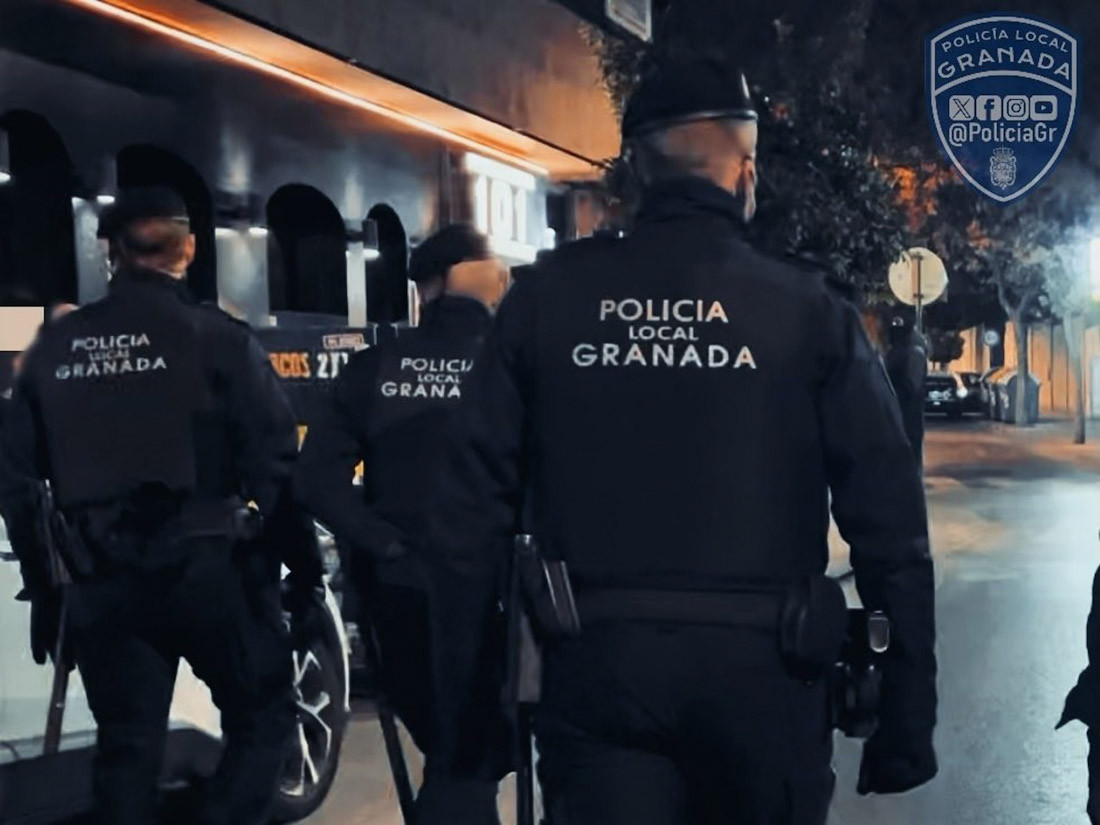Imagen de archivo de agentes de la Policía Local de Granada en una patrulla noctura (POLICÍA LOCAL DE GRANADA)