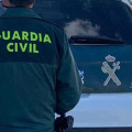 Imagen de archivo de un agente de la Guardia Civil junto a un vehículo oficial (GUARDIA CIVIL/ARCHIVO)