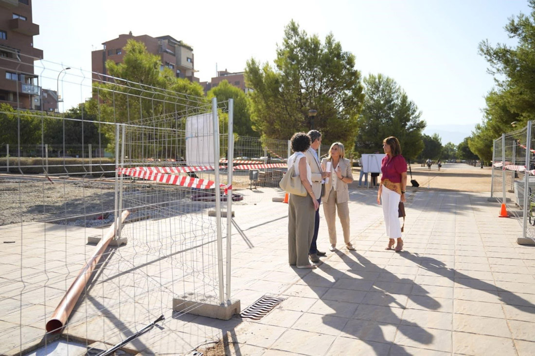 El Ayuntamiento de Granada ha iniciado las obras para la construcción del nuevo gran parque infantil inclusivo de la Avenida Federico García Lorca, en el Distrito Beiro, una actuación incluida con una inversión de 422.212 euros (AYUNTAMIENTO DE GRANADA)