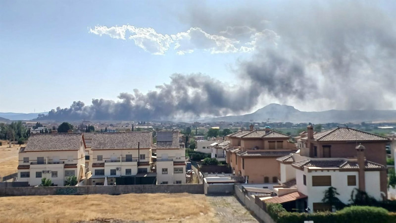 Vista del incendio de una planta de reciclaje en Alhendín desde la localidad vecina de Ogíjares (CEDIDA A EUROPA PRESS) Vista del incendio de una planta de reciclaje en Alhendín desde la localidad vecina de Ogíjares (CEDIDA A EUROPA PRESS)
