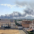 Vista del incendio de una planta de reciclaje en Alhendín desde la localidad vecina de Ogíjares (CEDIDA A EUROPA PRESS)