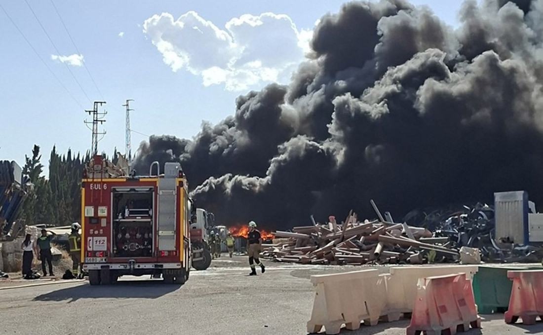 Operativos trabajan en el incendio en una planta de reciclaje en Alhendín (112 ANDALUCÍA)
