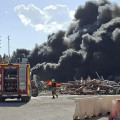 Operativos trabajan en el incendio en una planta de reciclaje en Alhendín (112 ANDALUCÍA)
