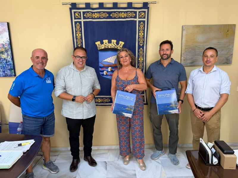 Entrega a la delegada de la caja promocional de frutas tropicales de Almuñécar (AYTO. ALMUÑÉCAR)