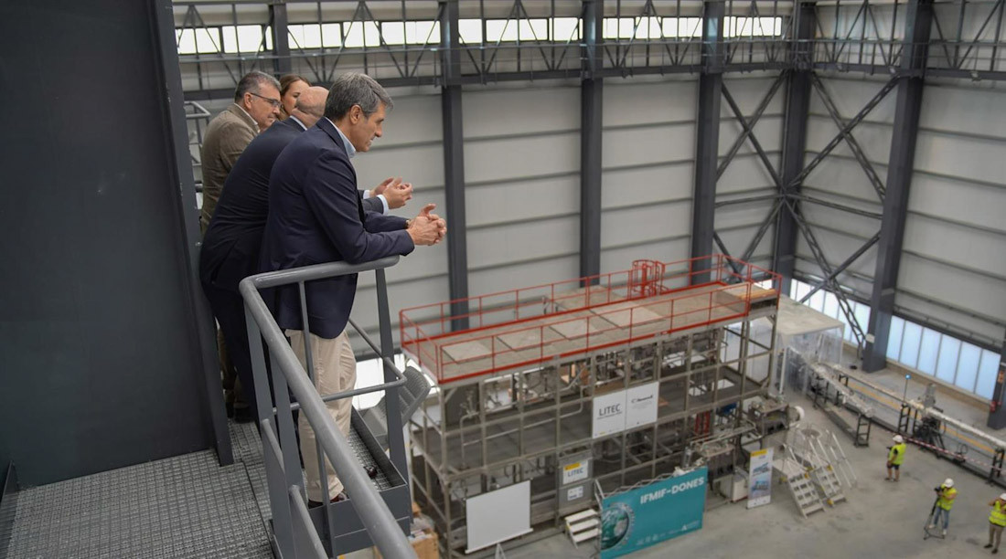 El delegado del Gobierno en Andalucía, Pedro Fernández, visita las instalaciones del IFMIF-DONES en Escúzar (Granada). (DELEGACIÓN DEL GOBIERNO EN ANDALUCÍA)