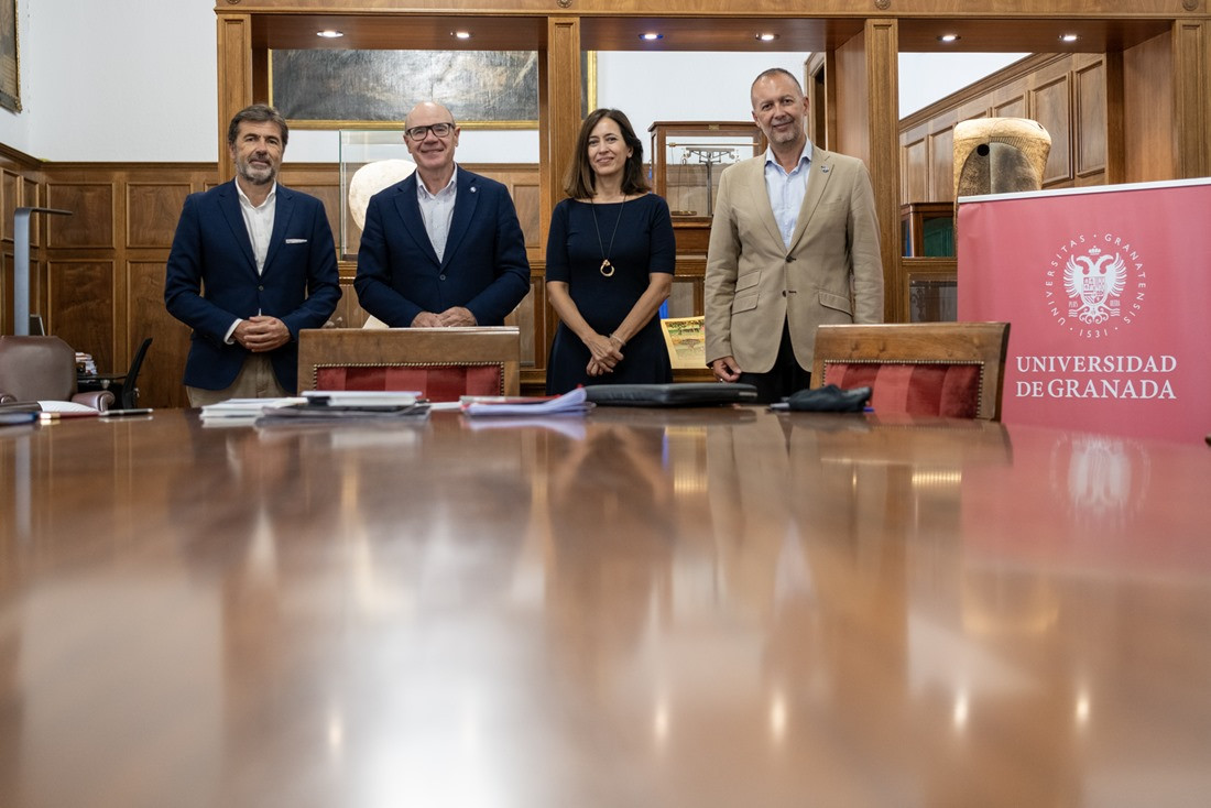 Firma del convenio (UGR)