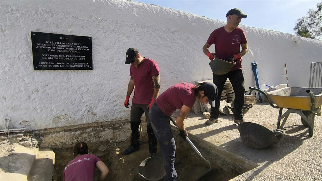 Comienza la exhumación de la última fosa de Castell de Ferro, en Granada (ELOY ARIZA)