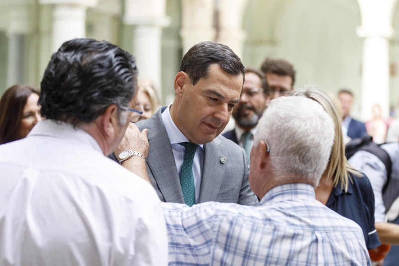 El presidente de la Junta de Andalucía, Juanma Moreno, se reúne con alcaldes de municipios afectados por los terremotos (ÁLEX CÁMARA / EUROPA PRESS)