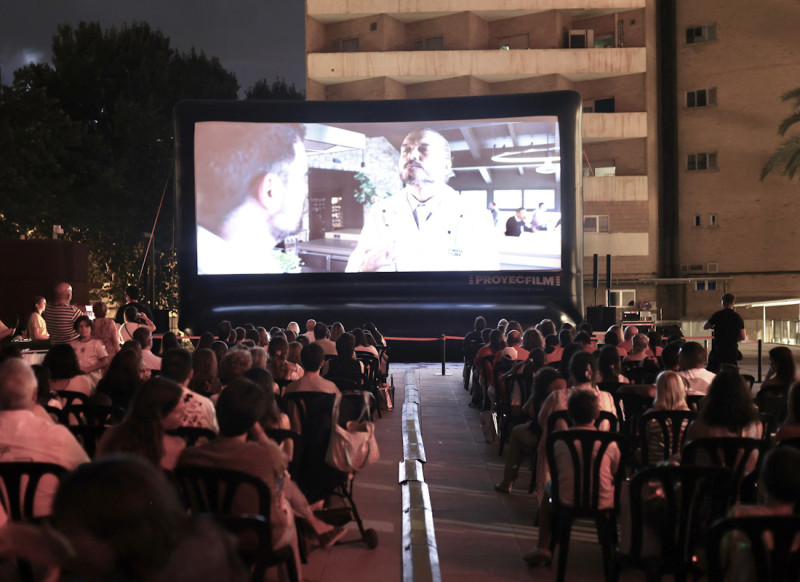 Cine de verano en el Hospital Virgen de las Nieves (GPMEDIA)