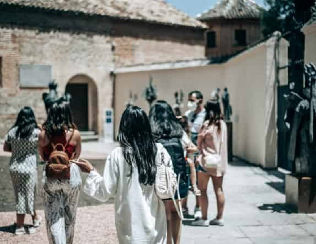 Imagen de archivo de una visita cultural a una de las zonas de la Abadía del Sacromonte (WEB ABADÍA DEL SACROMONTE)