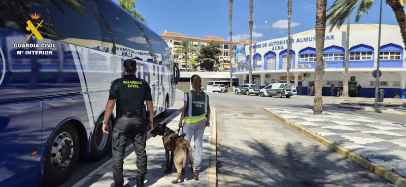 Agentes de la Guardia Civil en la estación de Almuñécar (GUARDIA CIVIL) Agentes de la Guardia Civil en la estación de Almuñécar (GUARDIA CIVIL)
