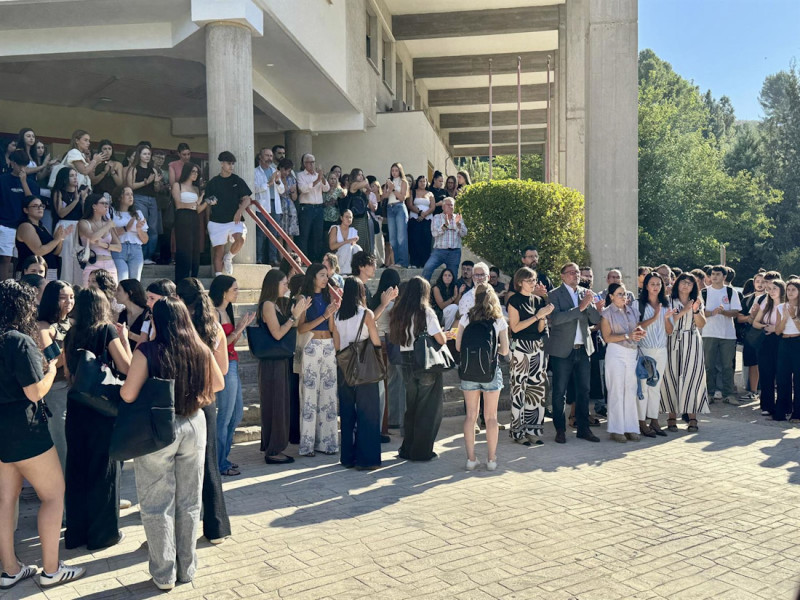 Foto del minuto de silencio que este lunes se ha mantenido en la Universidad de Granada (UGR) Foto del minuto de silencio que este lunes se ha mantenido en la Universidad de Granada (UGR)