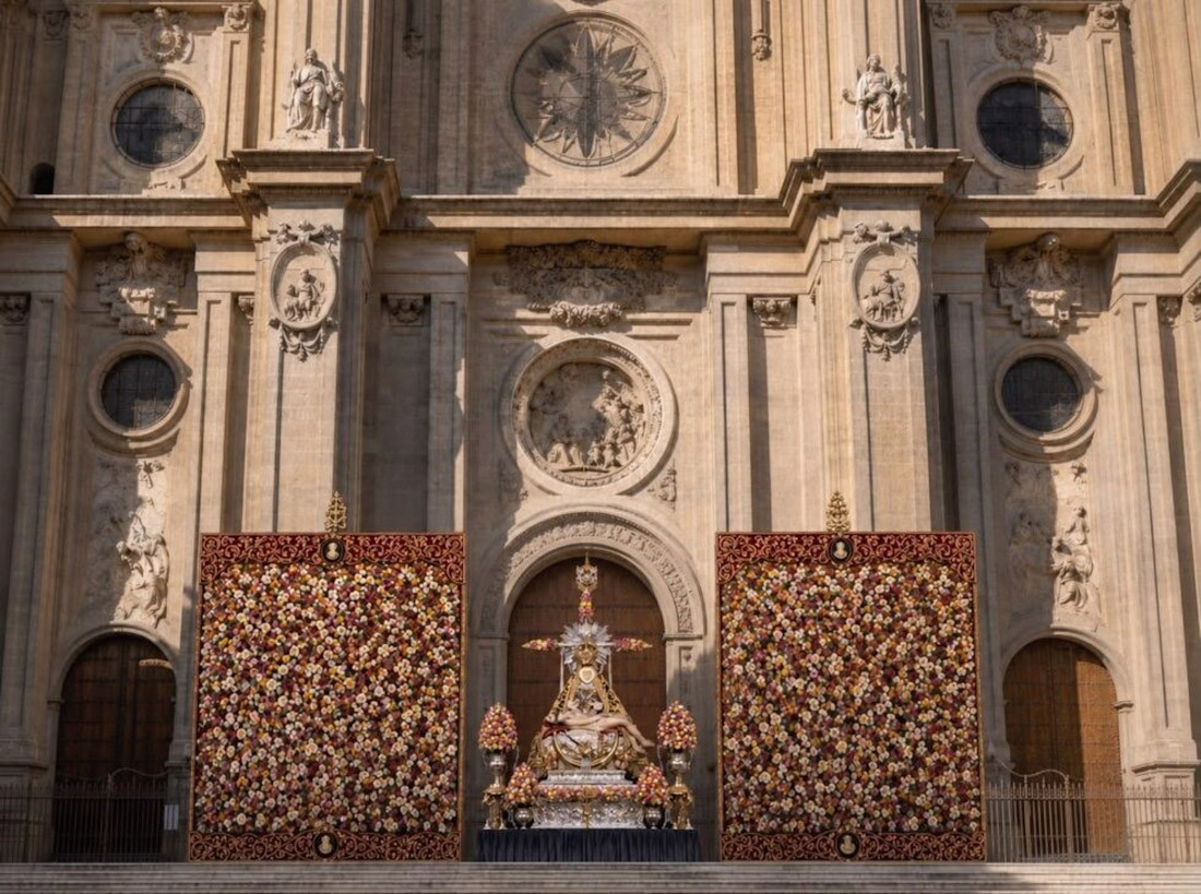 Recreación infográfica sobre cómo quedaría instalada este martes, 15 de septiembre, la ofrenda floral con la imagen de Nuestra Señora de las Angustias en la puerta de la Encarnación de la Catedral de Granada (HERMANDAD DE NUESTRA SEÑORA DE LAS ANGUSTIAS)
