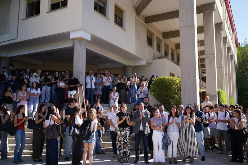 Participantes en el minuto de silencio convocado por la Universidad de Granada en memoria de la estudiante Claudia Tacoronte Aguilera, asesinada en México (ARSENIO ZURITA - EUROPA PRESS) Participantes en el minuto de silencio convocado por la Universidad de Granada en memoria de la estudiante Claudia Tacoronte Aguilera, asesinada en México (ARSENIO ZURITA - EUROPA PRESS)