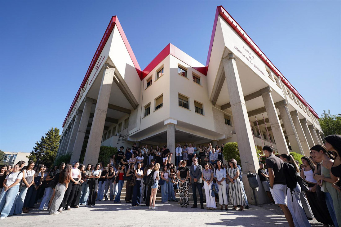 Participantes en el minuto de silencio convocado por la Universidad de Granada en memoria de la estudiante Claudia Tacoronte Aguilera, asesinada en México (ARSENIO ZURITA - EUROPA PRESS)