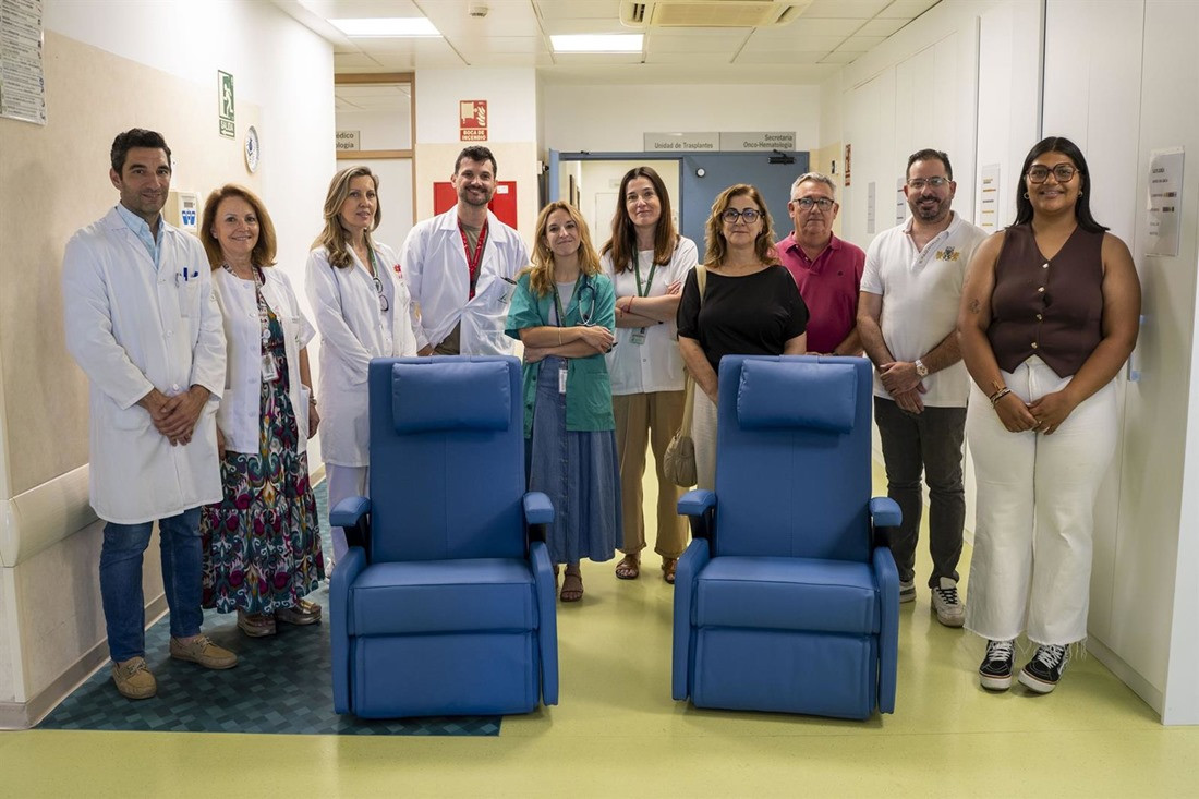 El Hospital Virgen de las Nieves ha recibido la donación de dos nuevos sillones gracias a la cesión de parte de los derechos de una pieza musical en recuerdo de un paciente fallecido (JUNTA)