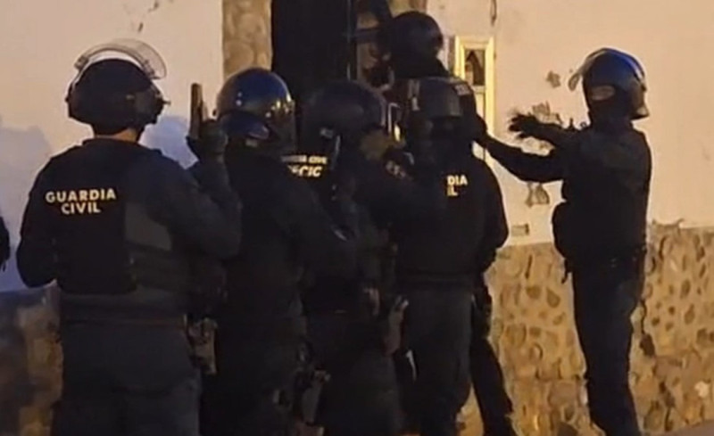 La Guardia Civil ha detenido en Granada capital a tres individuos, de entre 20 y 25 años, como presuntos autores de los delitos de tráfico de drogas y pertenencia a una organización criminal vinculada a envío internacionales (GUARDIA CIVIL) La Guardia Civil ha detenido en Granada capital a tres individuos, de entre 20 y 25 años, como presuntos autores de los delitos de tráfico de drogas y pertenencia a una organización criminal vinculada a envío internacionales (GUARDIA CIVIL)