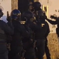 La Guardia Civil ha detenido en Granada capital a tres individuos, de entre 20 y 25 años, como presuntos autores de los delitos de tráfico de drogas y pertenencia a una organización criminal vinculada a envío internacionales (GUARDIA CIVIL)