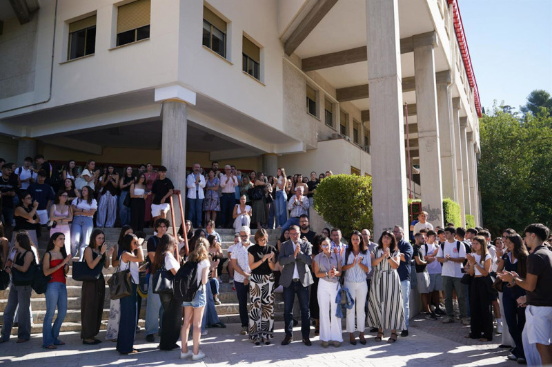 Participantes en el minuto de silencio convocado por la Universidad de Granada en memoria de la estudiante Claudia Tacoronte Aguilera, asesinada en México (ARSENIO ZURITA/EUROPA PRESS) Participantes en el minuto de silencio convocado por la Universidad de Granada en memoria de la estudiante Claudia Tacoronte Aguilera, asesinada en México (ARSENIO ZURITA/EUROPA PRESS)