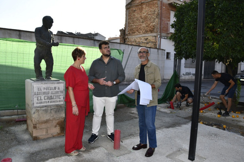 El alcalde junto a los concejales de Contratación y Medio Ambiente visitan las obras de la plaza de los Naranjos (ALBOLOTE INFORMACIÓN) El alcalde junto a los concejales de Contratación y Medio Ambiente visitan las obras de la plaza de los Naranjos (ALBOLOTE INFORMACIÓN)