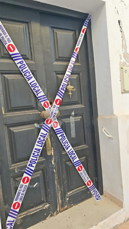 Puerta de la casa de la vivienda cuya okupación ha sido frustrada este lunes por Policía Local de Íllora y Guardia Civil (POLICÍA LOCAL DE ÍLLORA) Puerta de la casa de la vivienda cuya okupación ha sido frustrada este lunes por Policía Local de Íllora y Guardia Civil (POLICÍA LOCAL DE ÍLLORA)