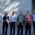 El delegado de Economía, Hacienda y Fondos Europeos y de Industria, Energía y Minas, Gumersindo Fernández, y el alcalde de Santa Fe, Juan Cobo, han realizado una visita a las instalaciones de Curvados Alhambra tras la modernización de las mismas (JUNTA)