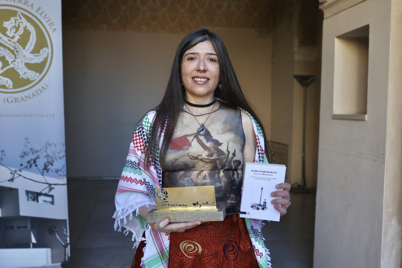 Cecilia Rodríguez con el III Premio Internacional de Novela Corta ‘Francisco Ayala’ (GPMEDIA)